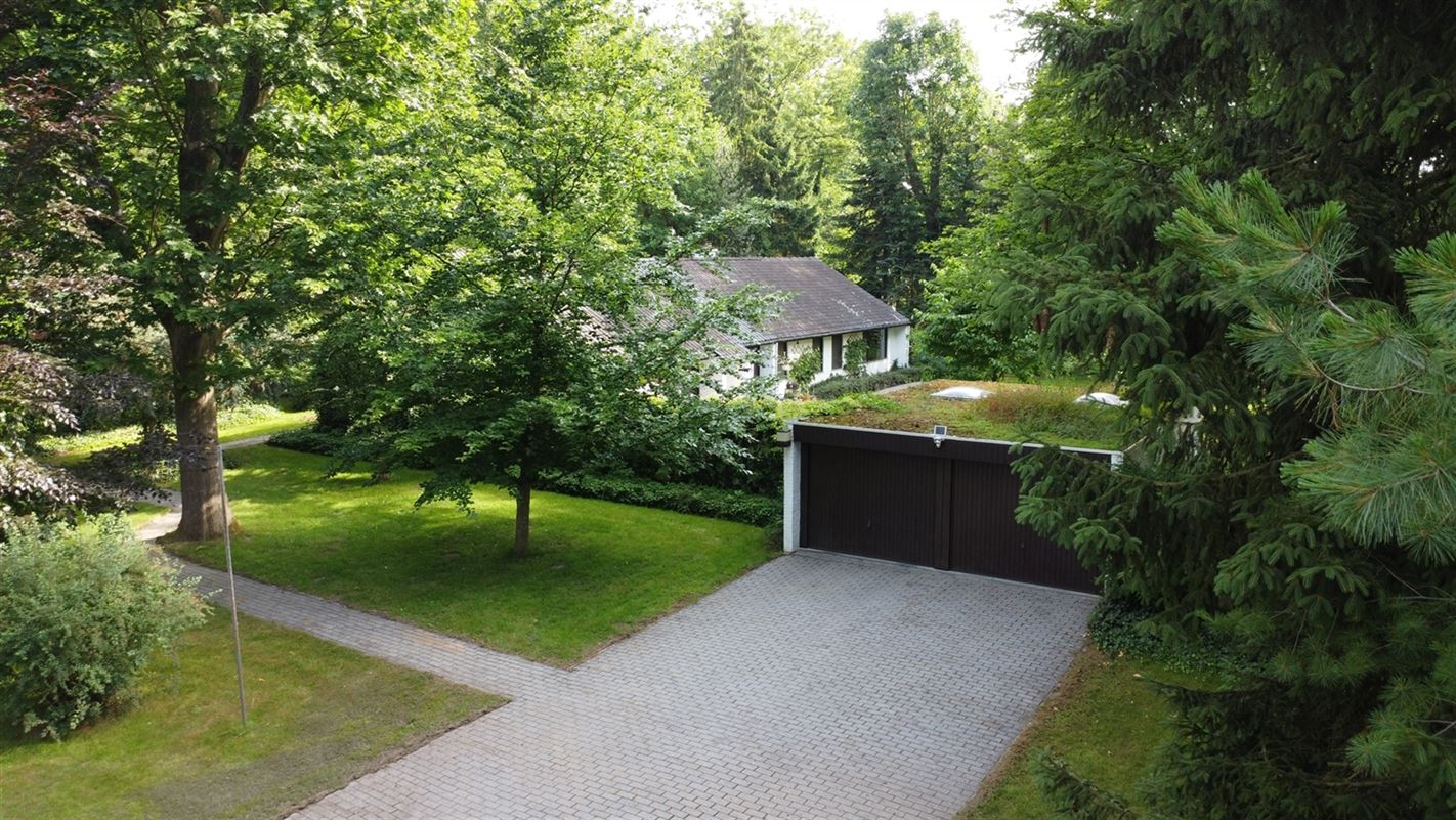 Gelijkvloerse gezinswoning in residentiële wijk