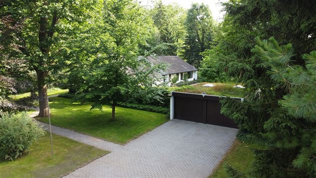 Gelijkvloerse gezinswoning in residentiële wijk