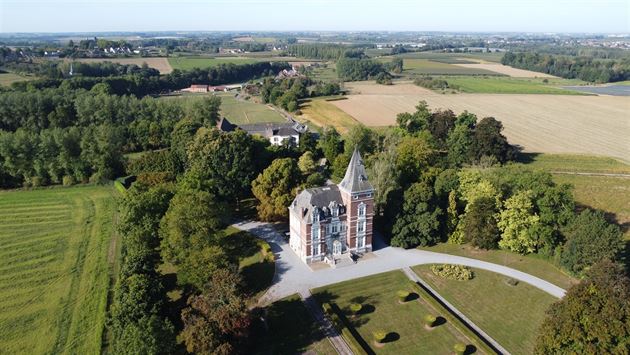 Instapklaar kasteeldomein met vierkantshoeve