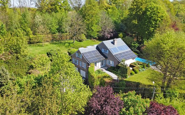Tijdloze villa in het groen nabij de stad