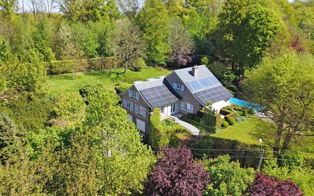 Tijdloze villa in het groen nabij de stad