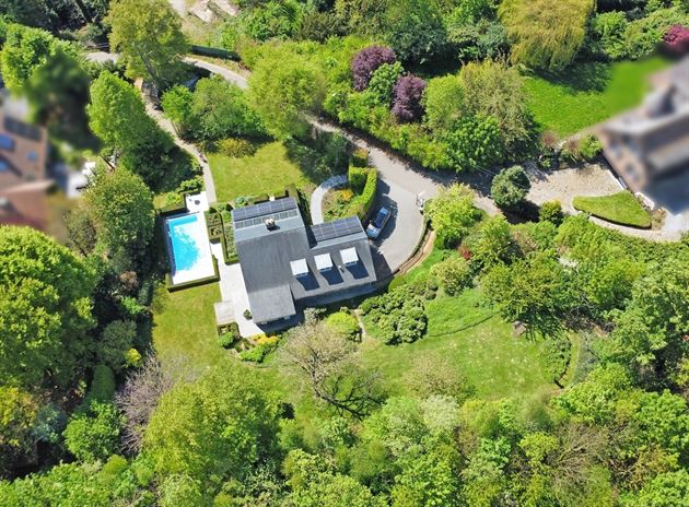 Tijdloze villa in het groen nabij de stad