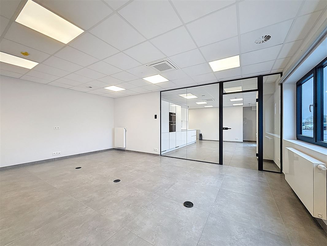 Bel espace professionnel entrepôt et bureaux sur pas loin de 360m²