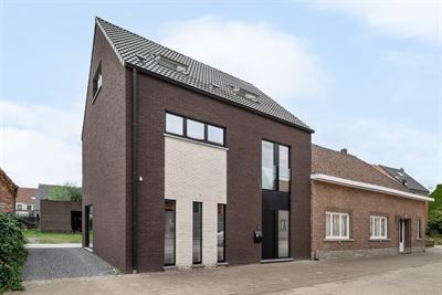 Recente woning met atelier en 3 achterliggende garages te Sint-Katelijne-Waver