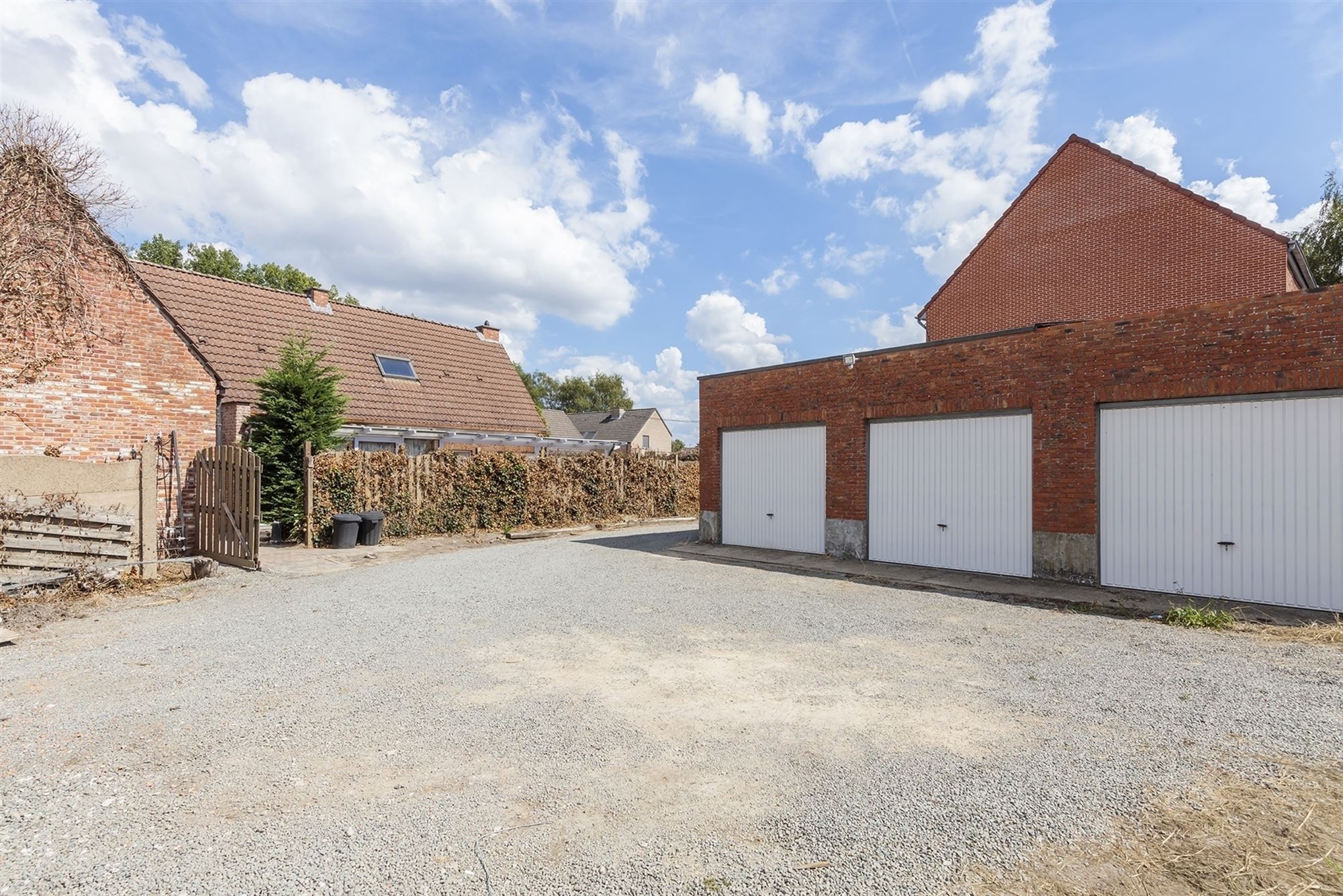 Recente woning met atelier en 3 achterliggende garages te Sint-Katelijne-Waver