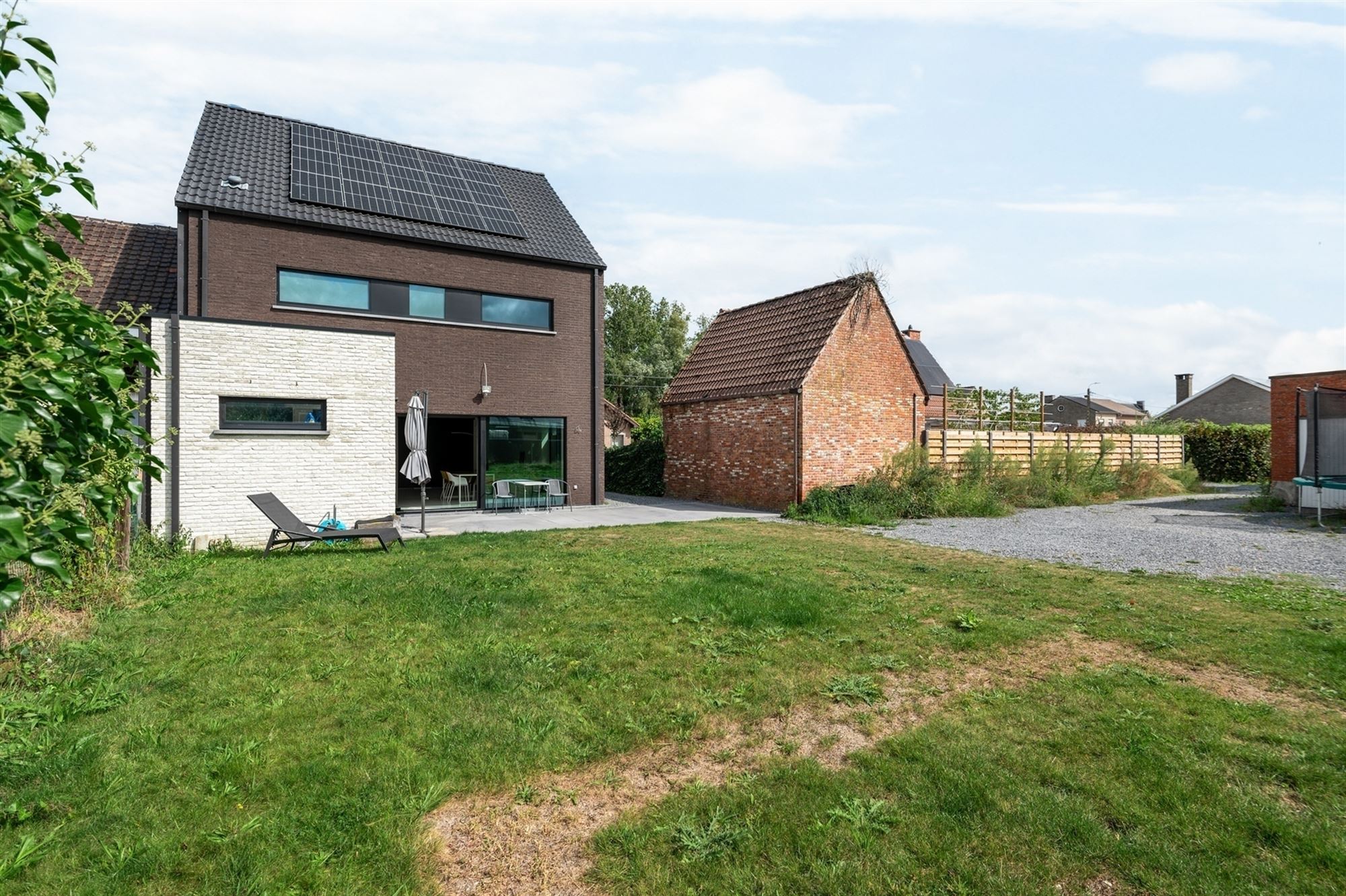 Recente woning met atelier en 3 achterliggende garages te Sint-Katelijne-Waver