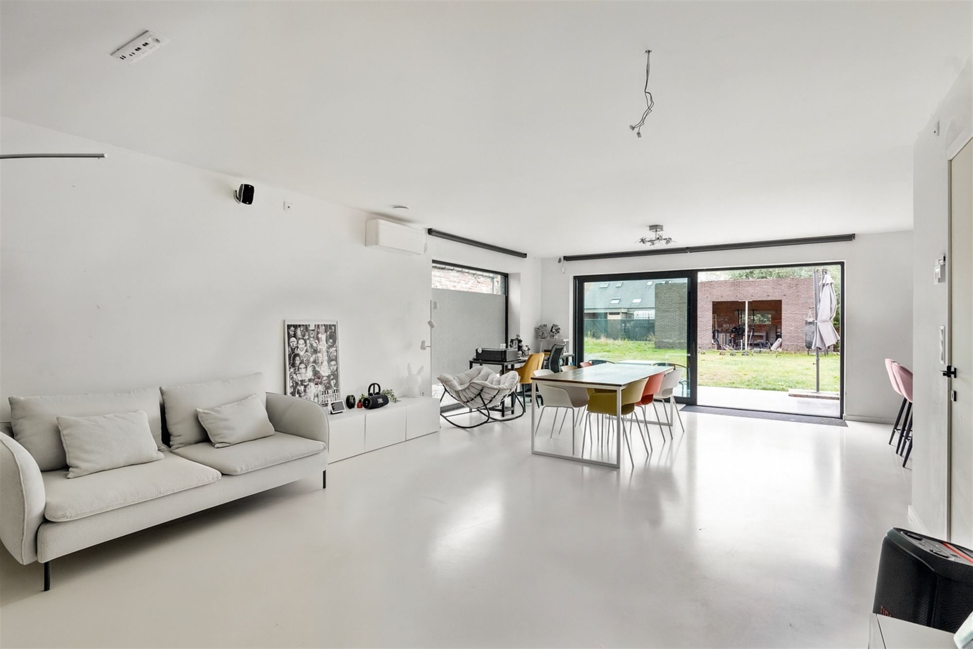 Recente woning met atelier en 3 achterliggende garages te Sint-Katelijne-Waver