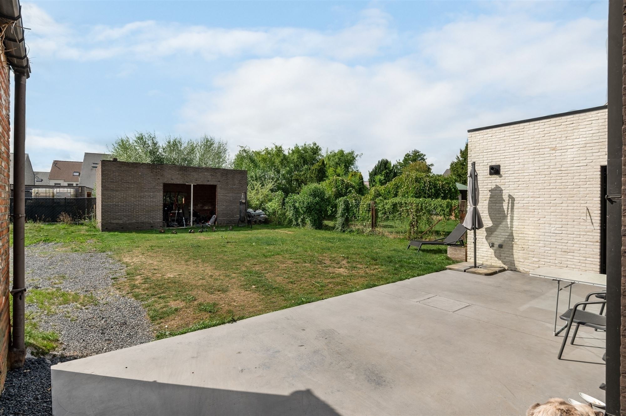 Recente woning met atelier en 3 achterliggende garages te Sint-Katelijne-Waver