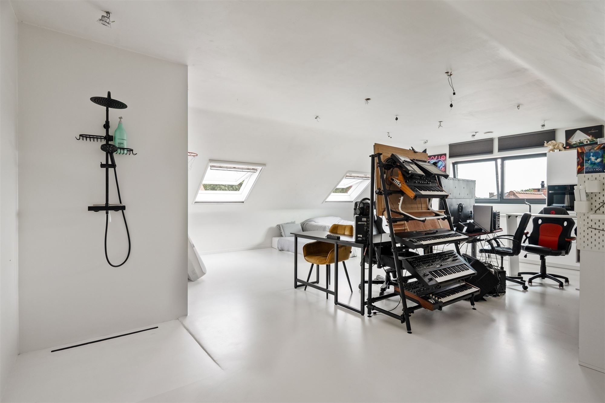 Recente woning met atelier en 3 achterliggende garages te Sint-Katelijne-Waver