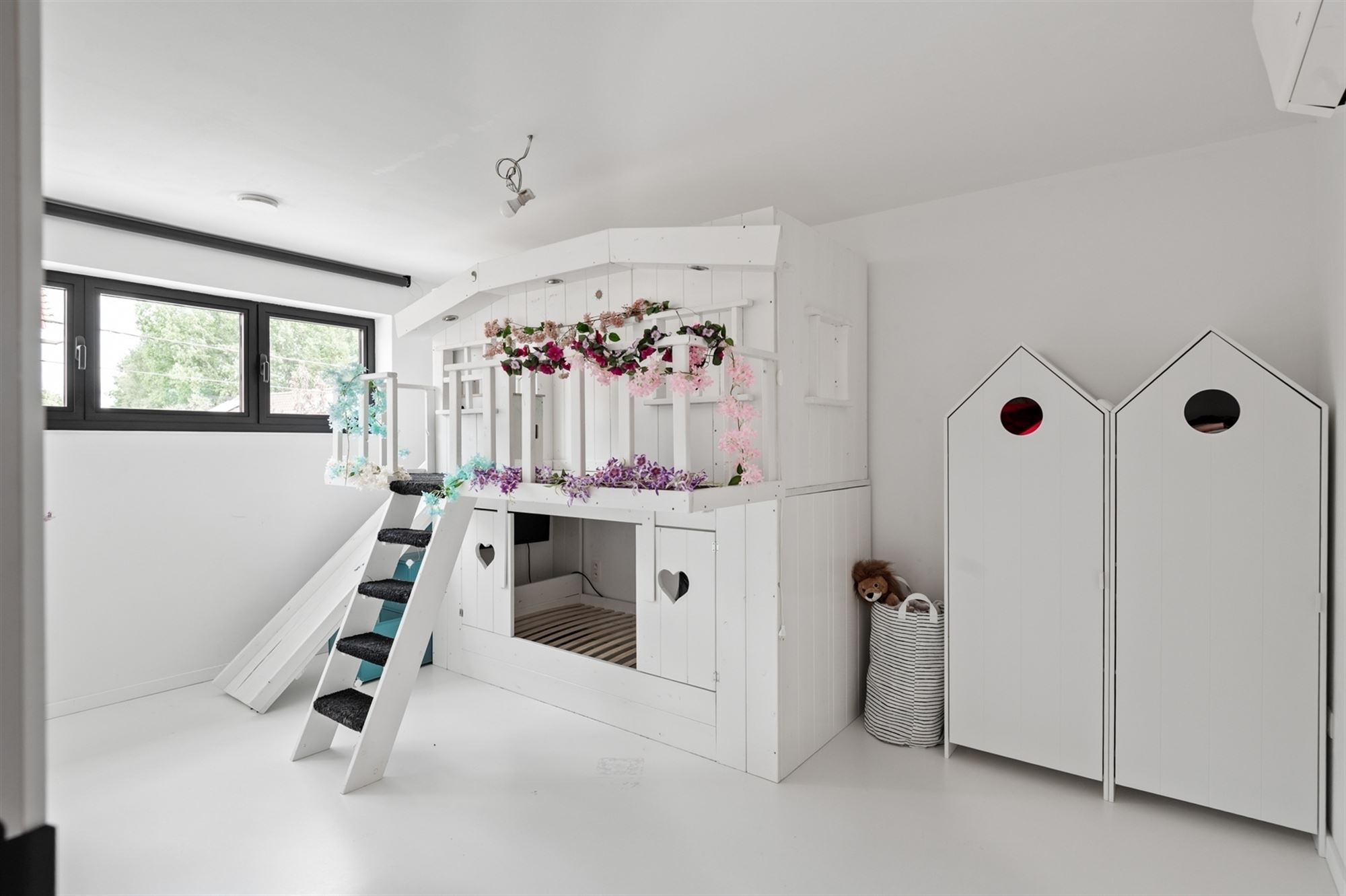 Recente woning met atelier en 3 achterliggende garages te Sint-Katelijne-Waver