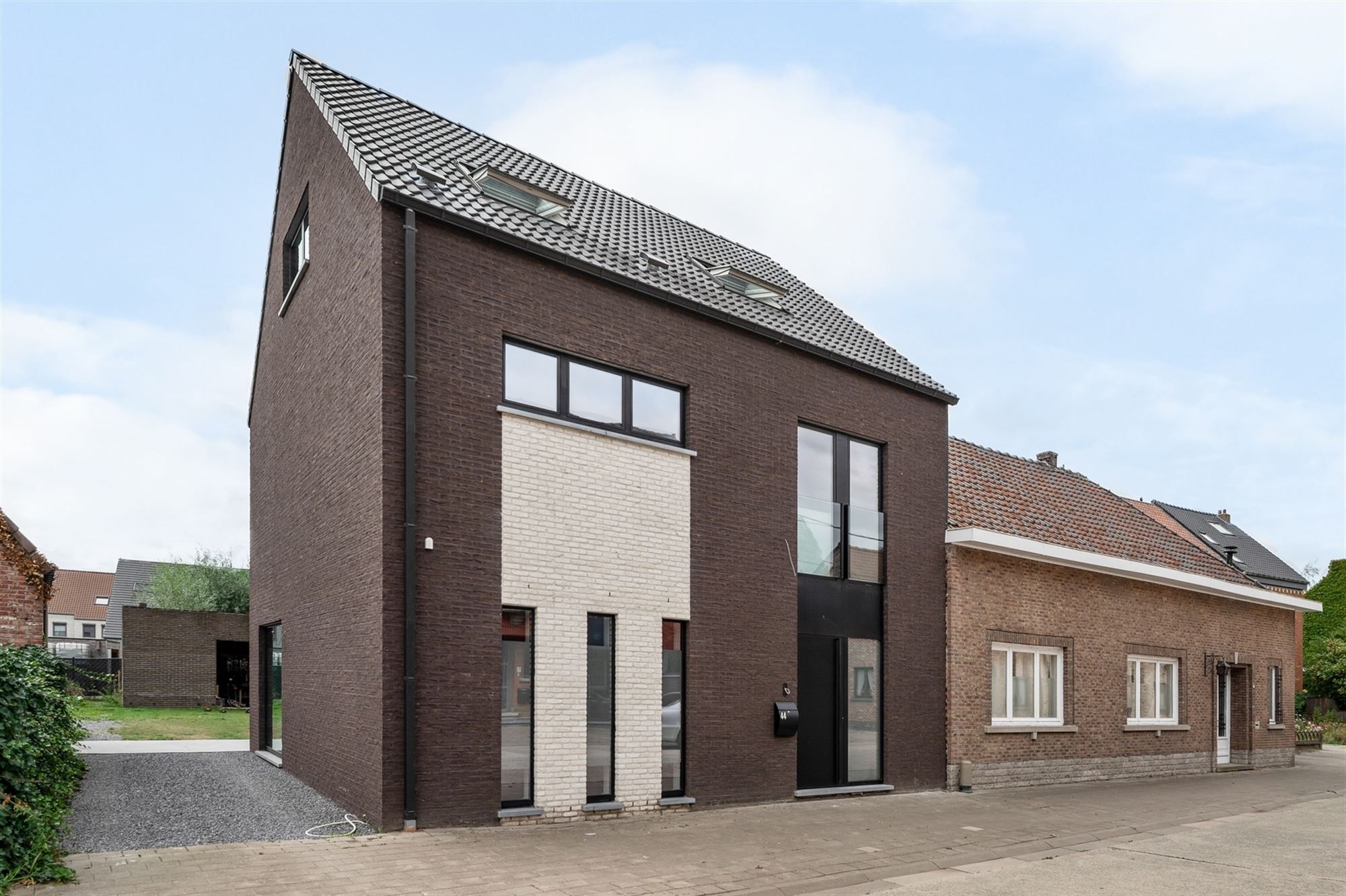 Recente woning met atelier en 3 achterliggende garages te Sint-Katelijne-Waver