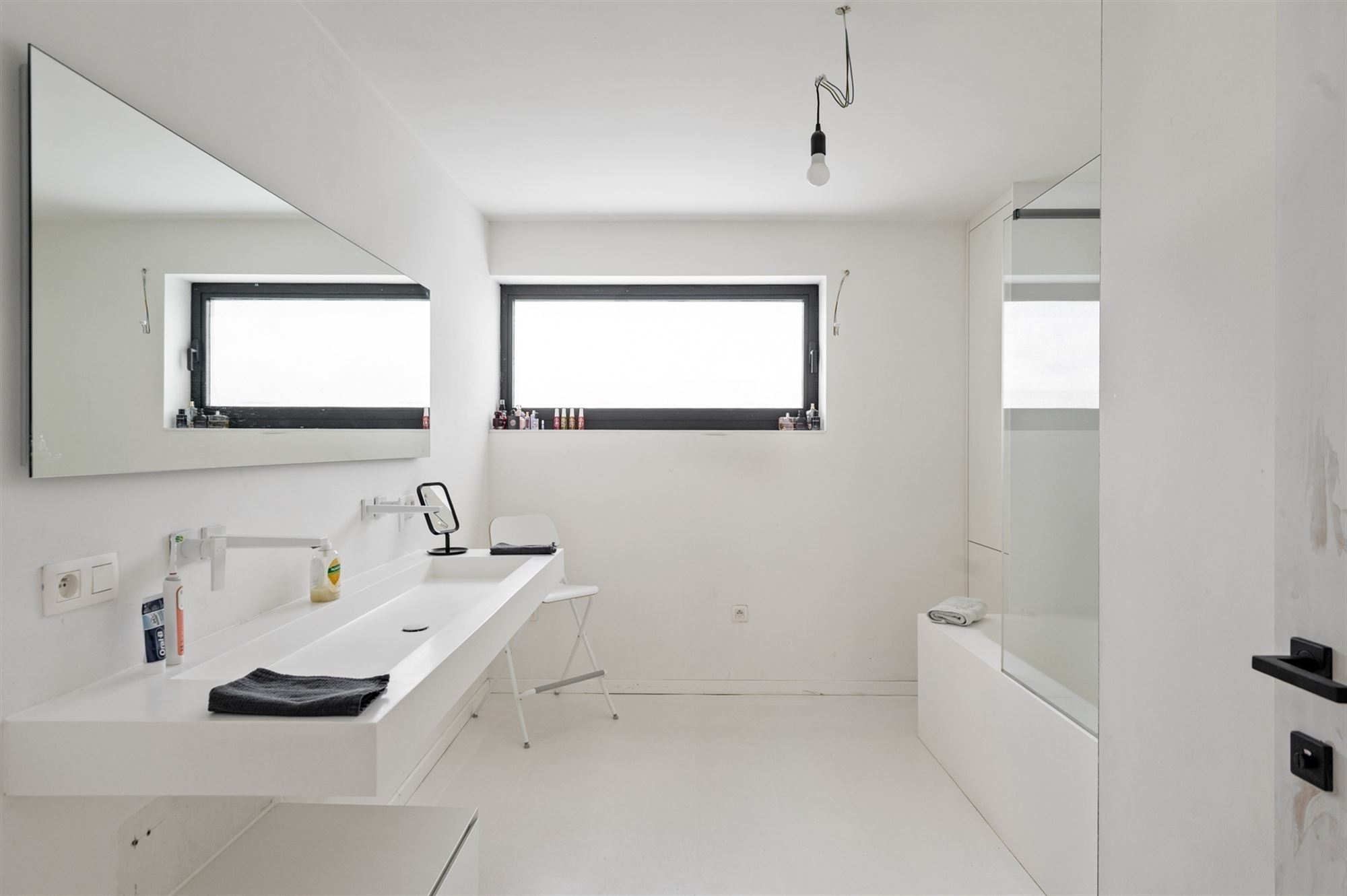 Recente woning met atelier en 3 achterliggende garages te Sint-Katelijne-Waver