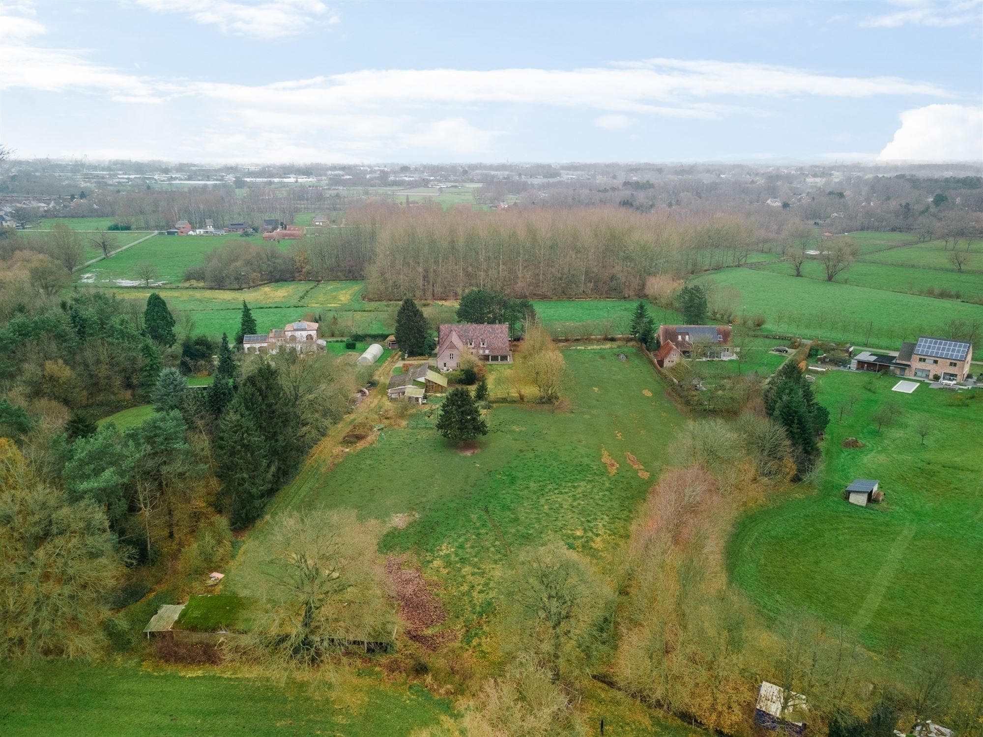 Exploitatiewoning op een perceel van + 1HA, volledig omgeven door groen, te Bonheiden.