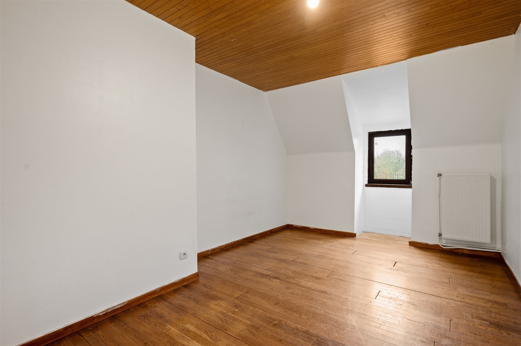 Exploitatiewoning op een perceel van + 1HA, volledig omgeven door groen, te Bonheiden.