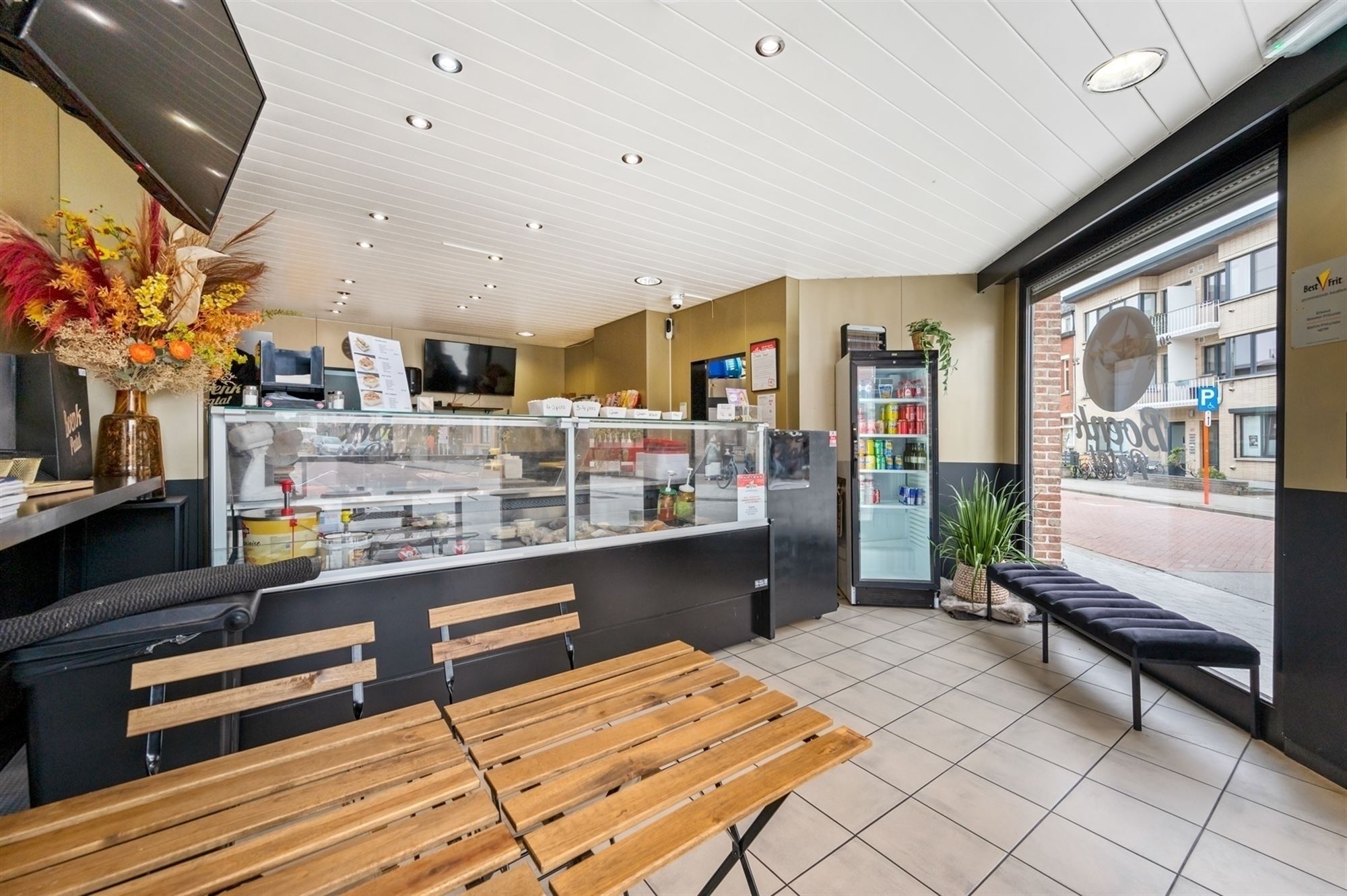 Opbrengsteigendom - 2 appartementen + handelspand te Lier