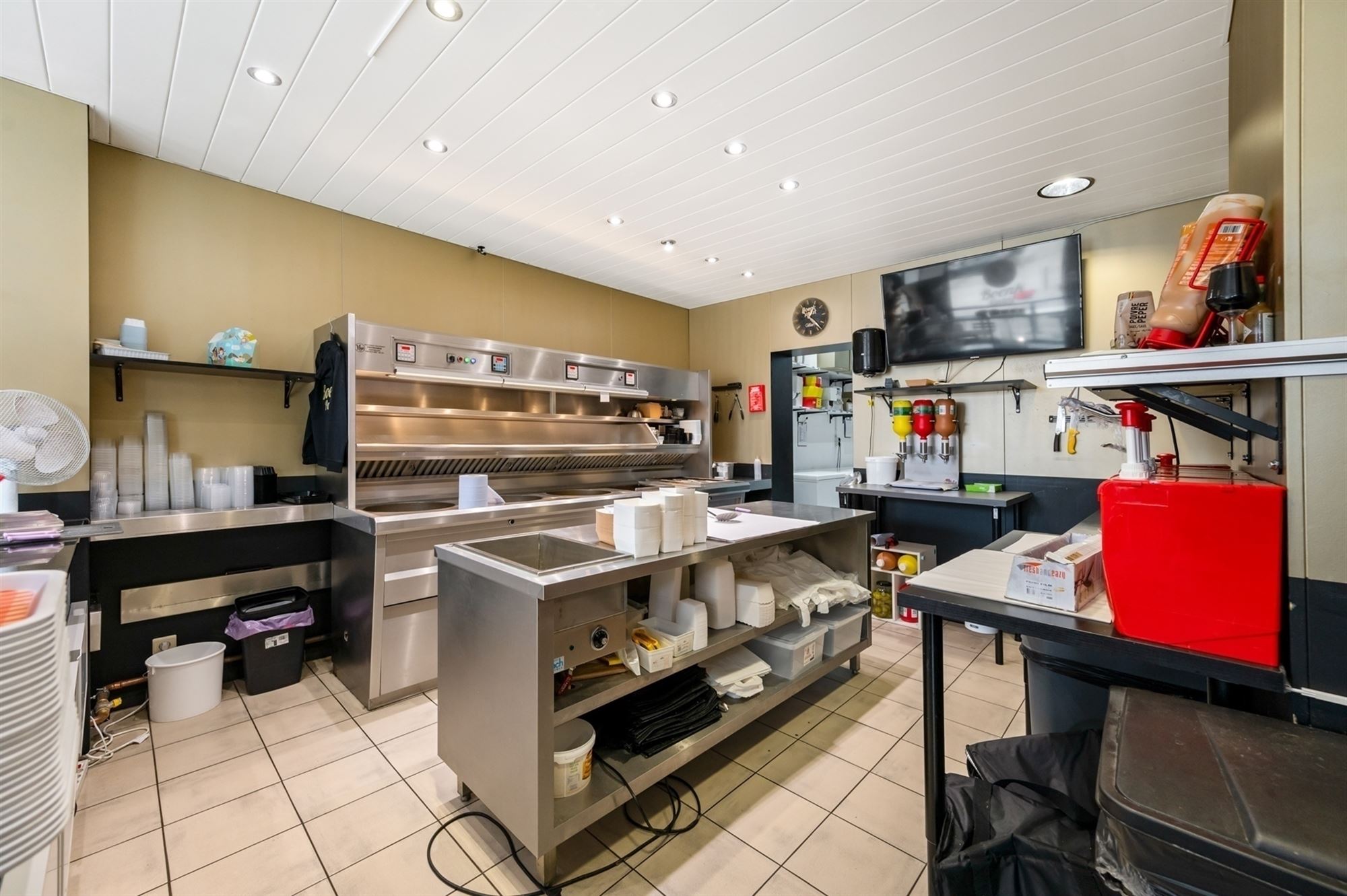 Opbrengsteigendom - 2 appartementen + handelspand te Lier