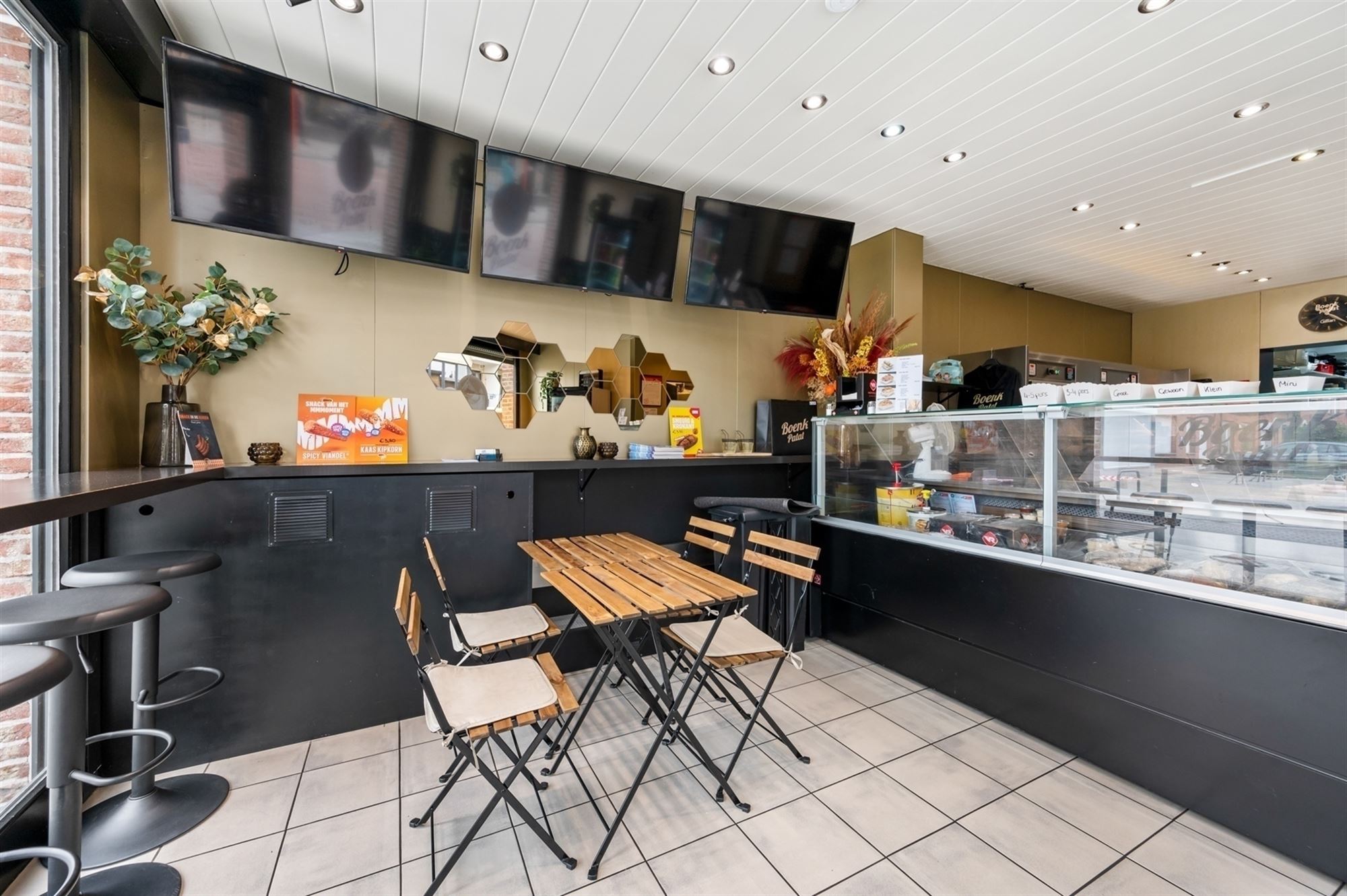 Opbrengsteigendom - 2 appartementen + handelspand te Lier