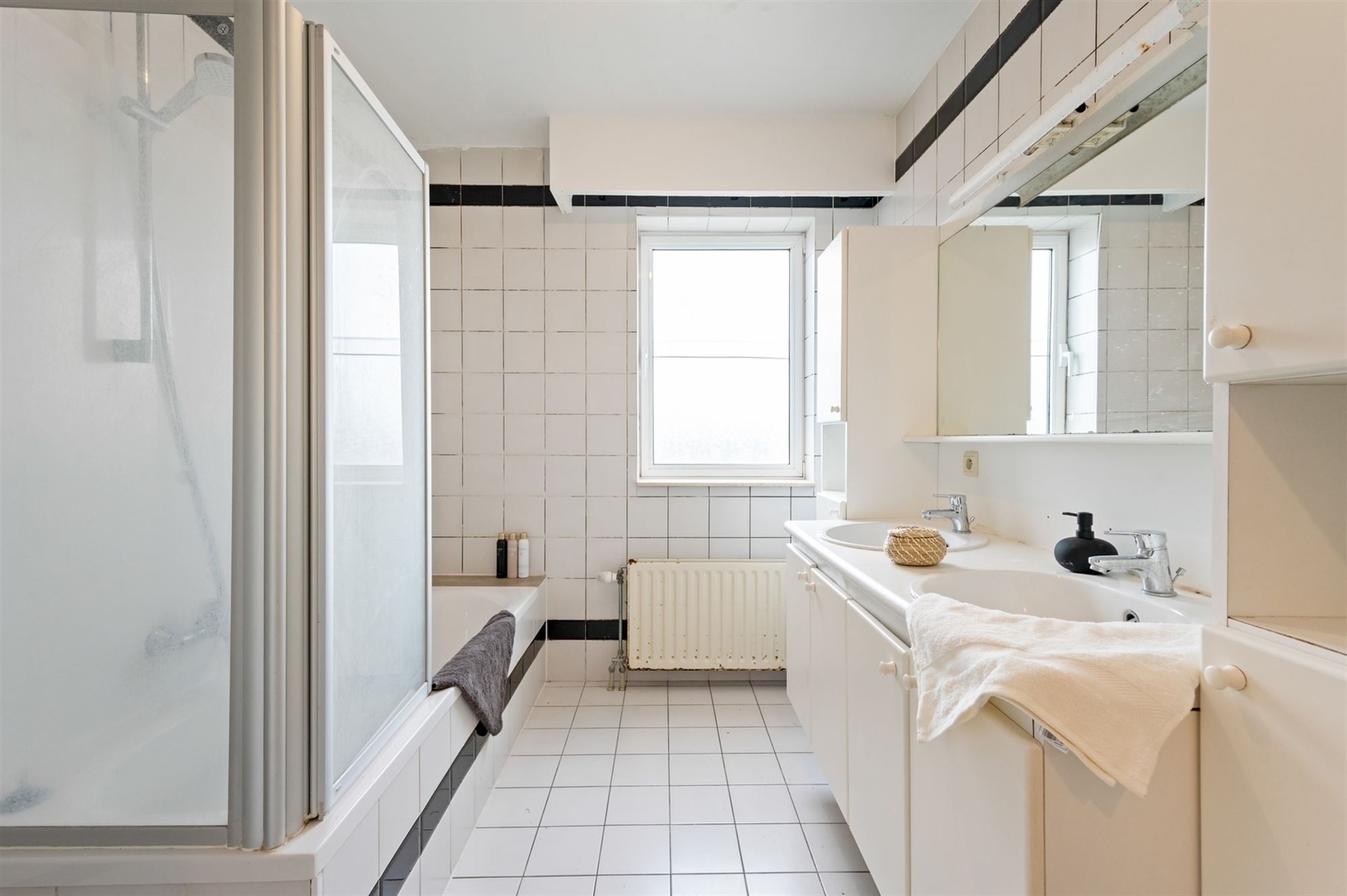 Opbrengsteigendom - 2 appartementen + handelspand te Lier