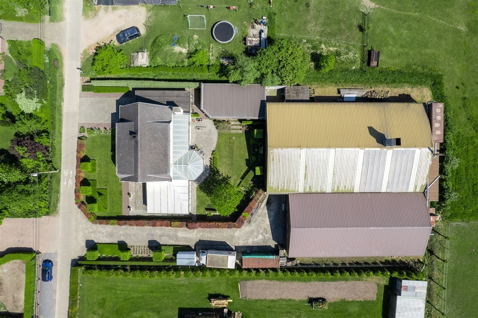 Knappe bedrijfswoning met ruime loods te Onze-Lieve-Vrouw-Waver