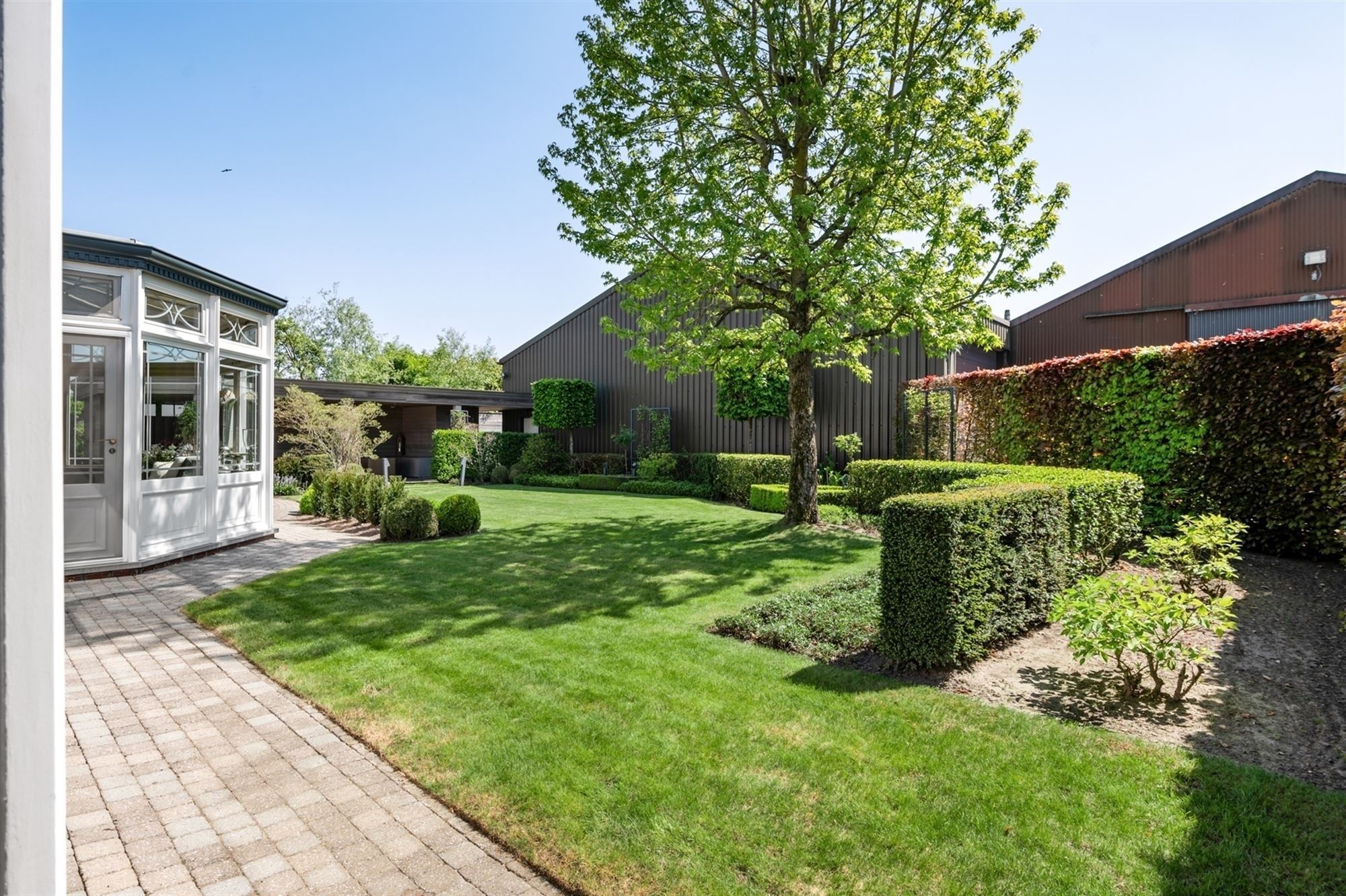 Knappe bedrijfswoning met ruime loods te Onze-Lieve-Vrouw-Waver