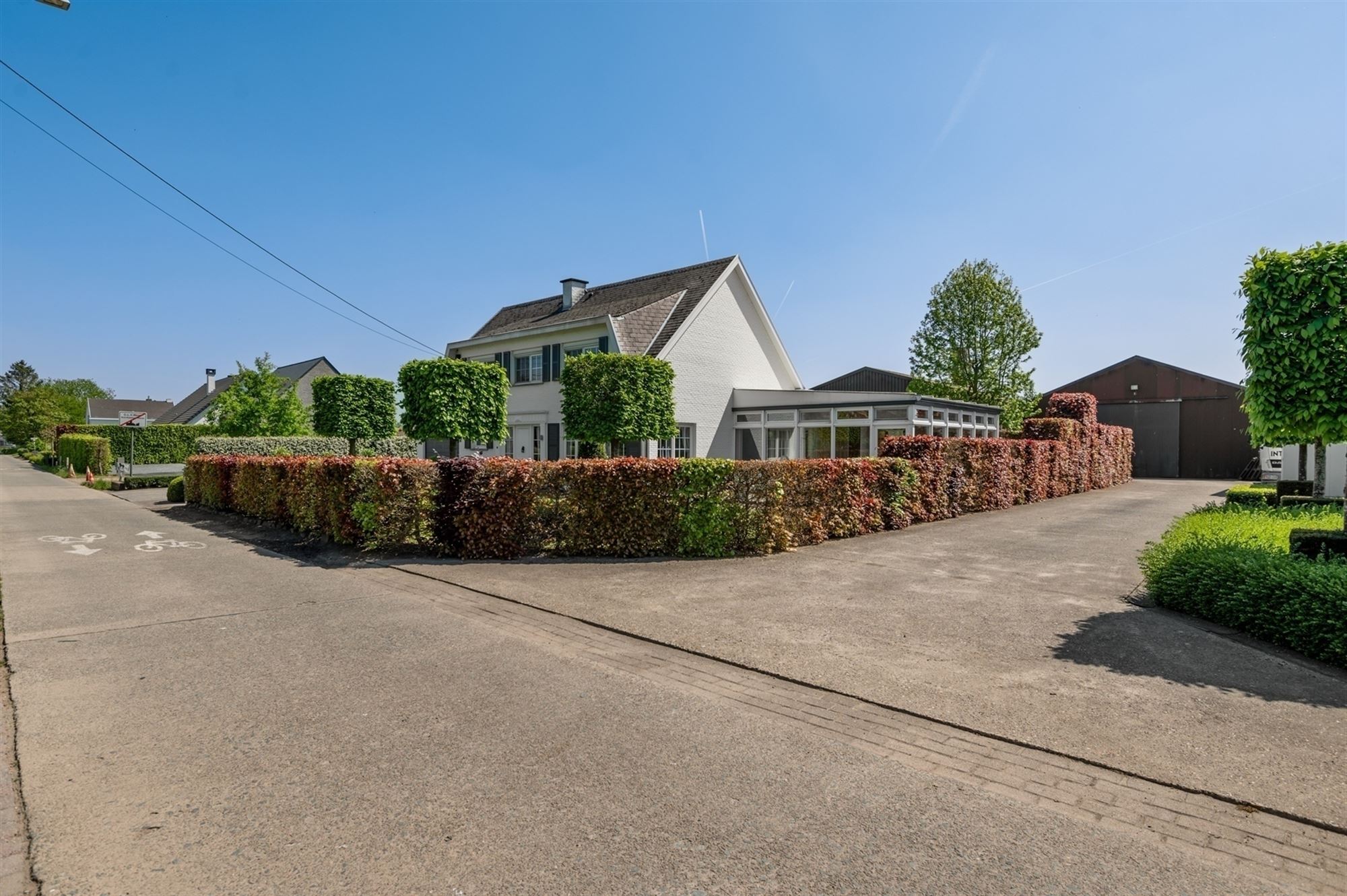 Knappe bedrijfswoning met ruime loods te Onze-Lieve-Vrouw-Waver