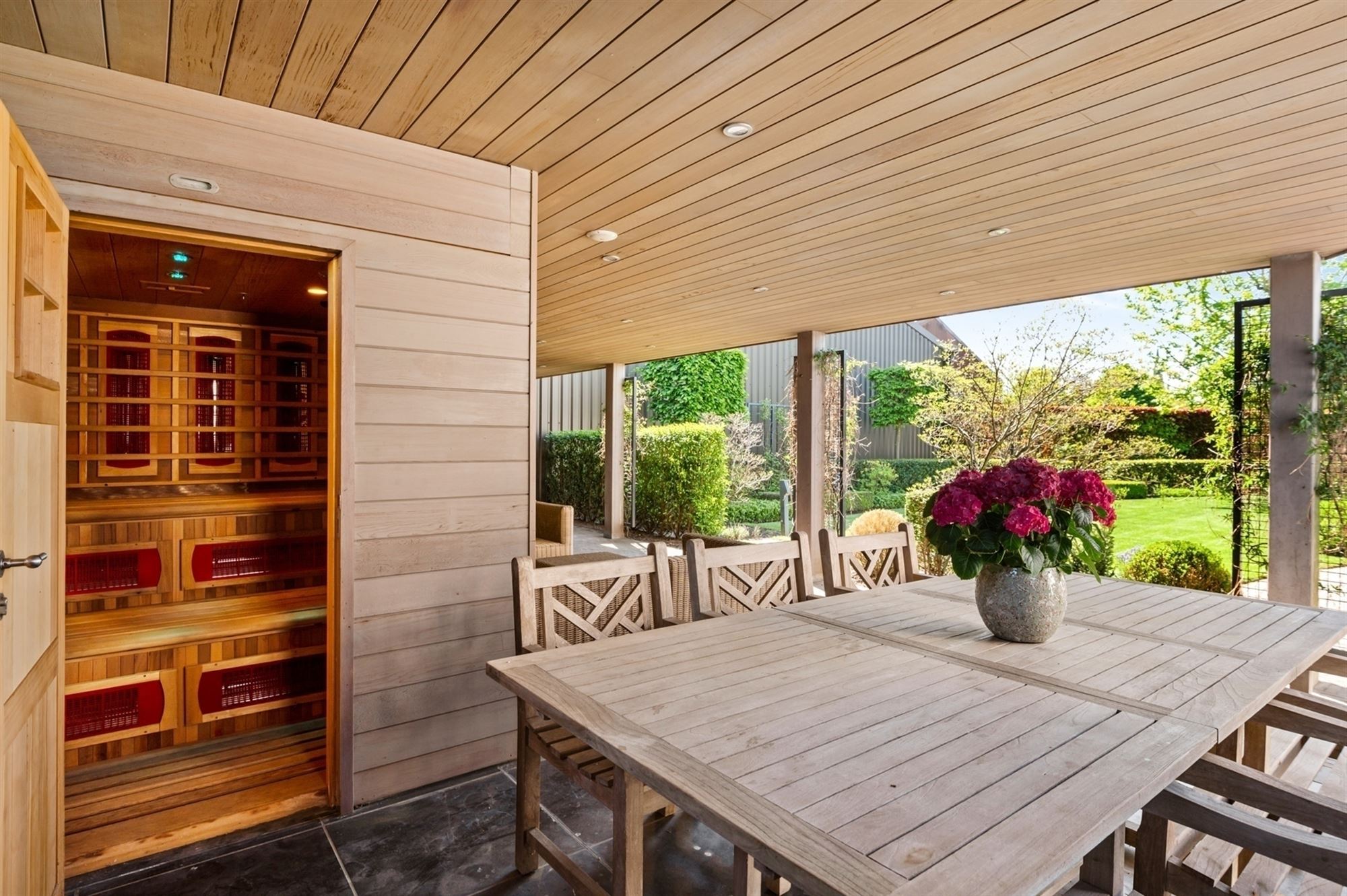 Knappe bedrijfswoning met ruime loods te Onze-Lieve-Vrouw-Waver