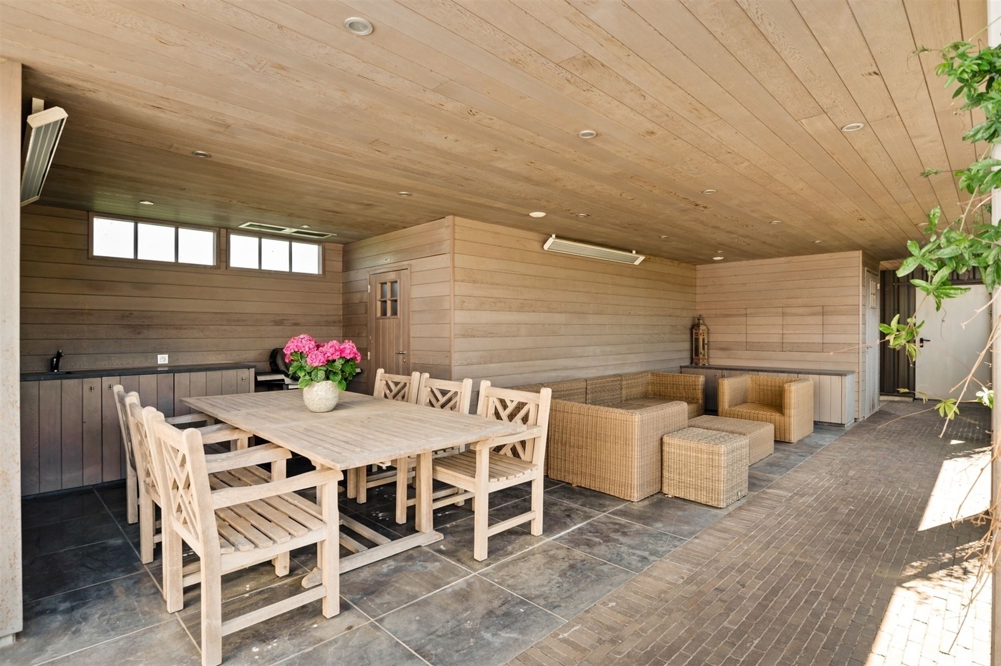 Knappe bedrijfswoning met ruime loods te Onze-Lieve-Vrouw-Waver