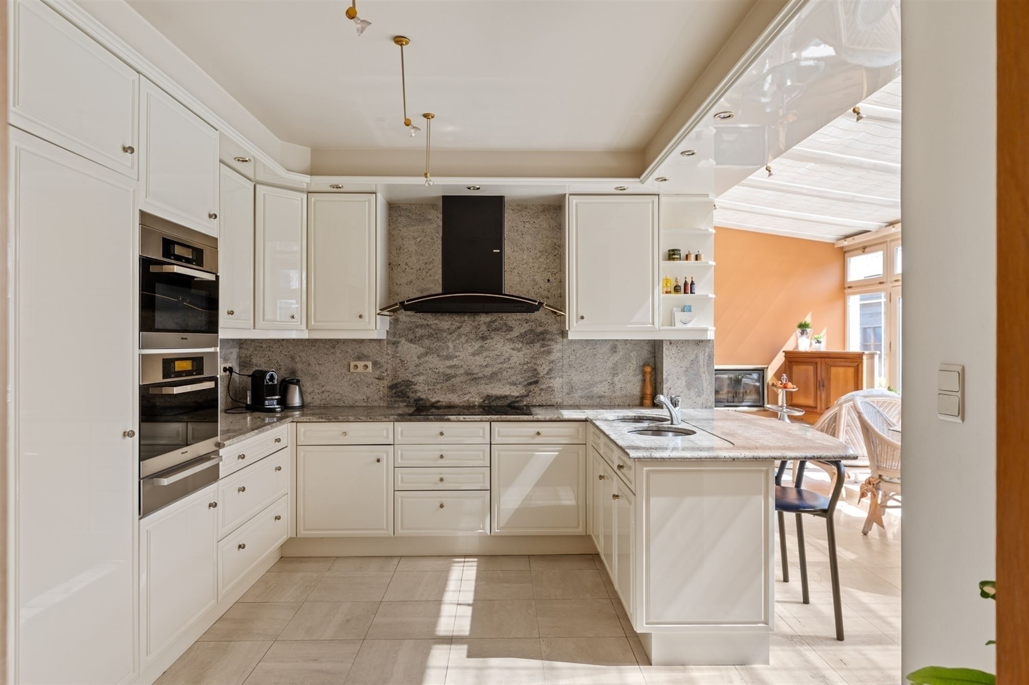 Knappe bedrijfswoning met ruime loods te Onze-Lieve-Vrouw-Waver