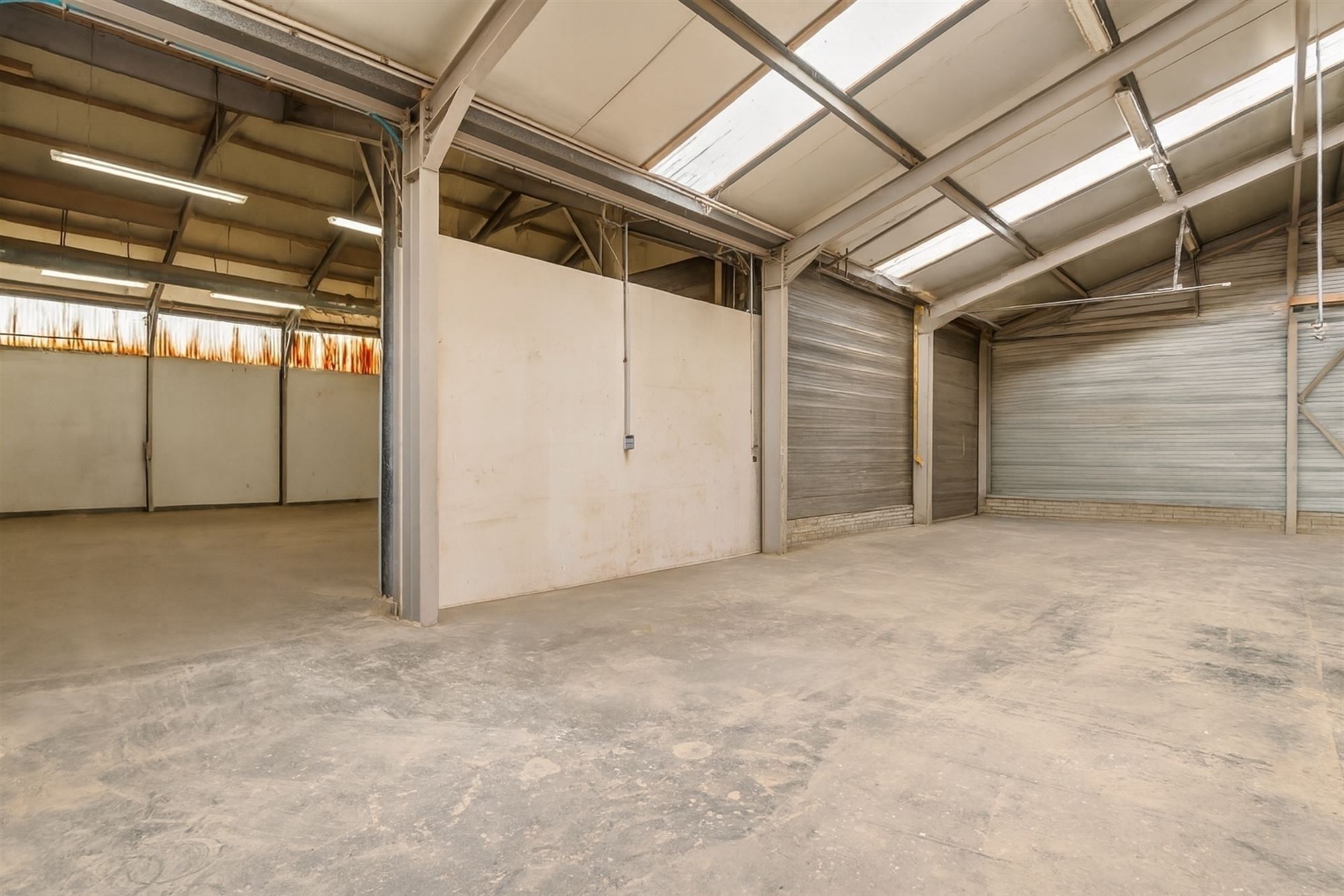 Knappe bedrijfswoning met ruime loods te Onze-Lieve-Vrouw-Waver