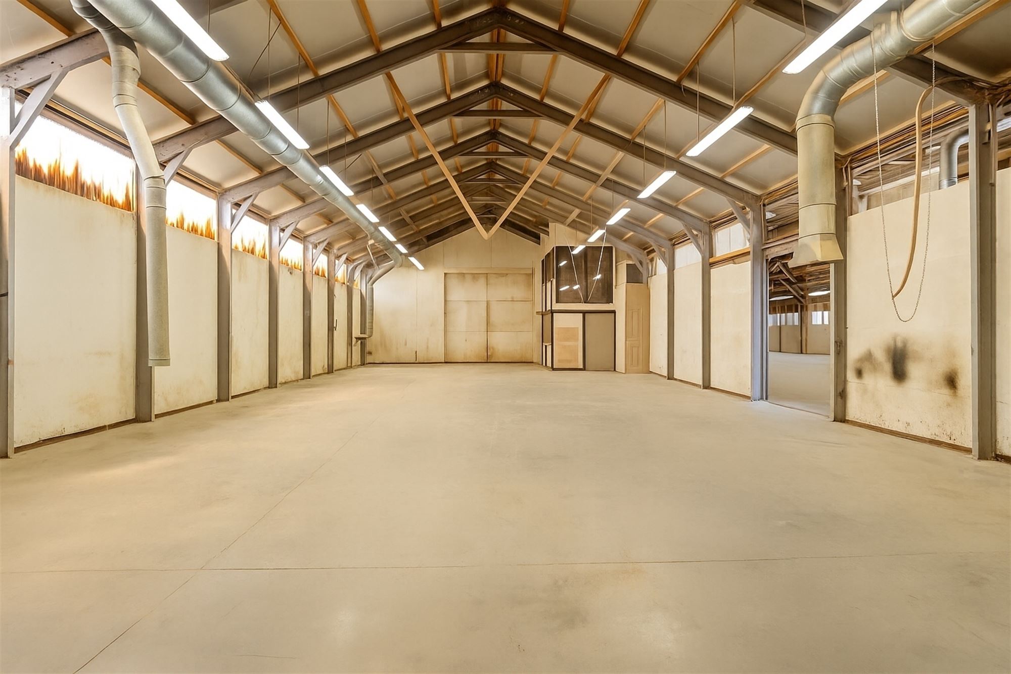 Knappe bedrijfswoning met ruime loods te Onze-Lieve-Vrouw-Waver