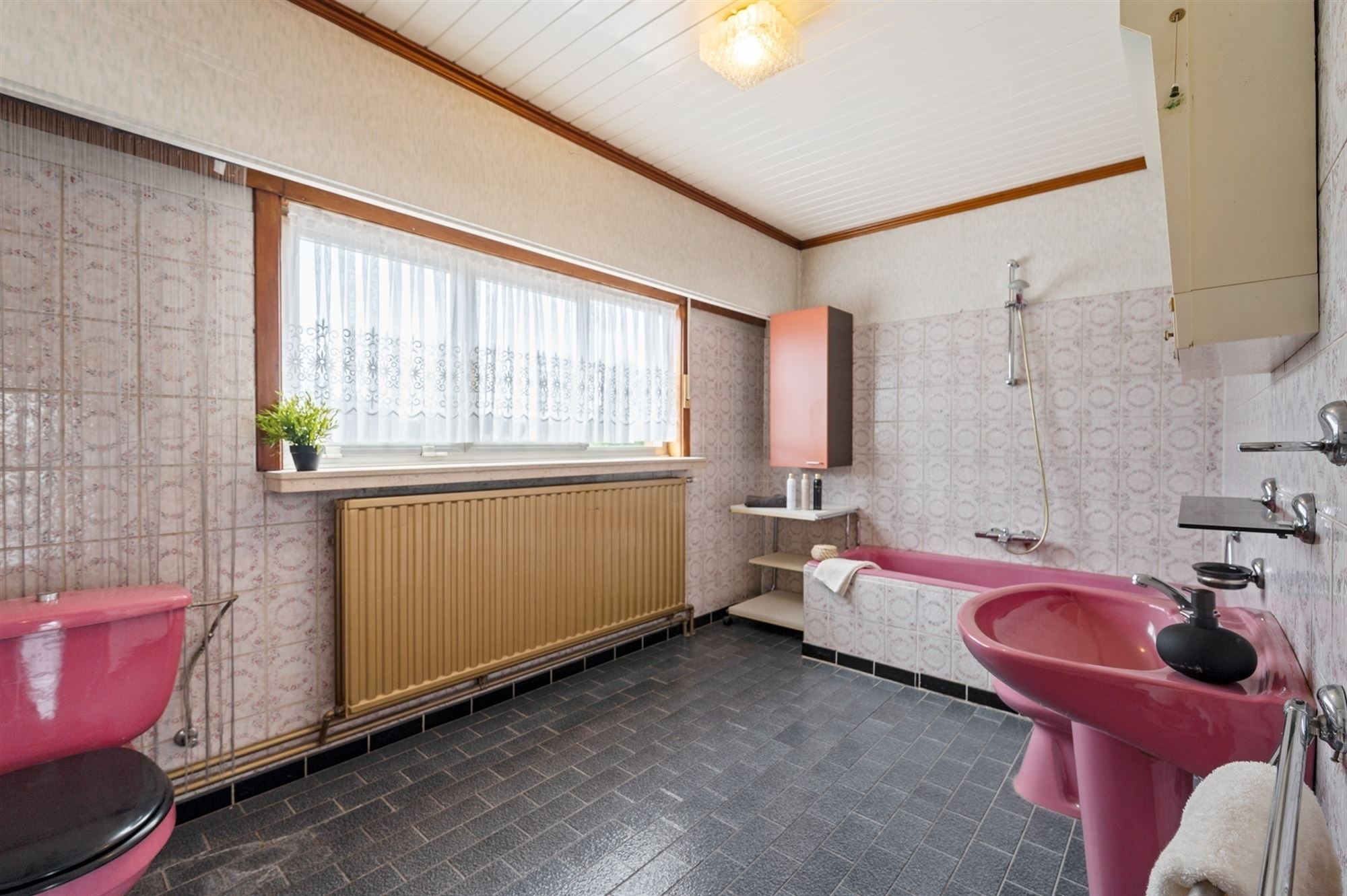Verrassend ruime woning op een knap perceel van 875m² te Putte