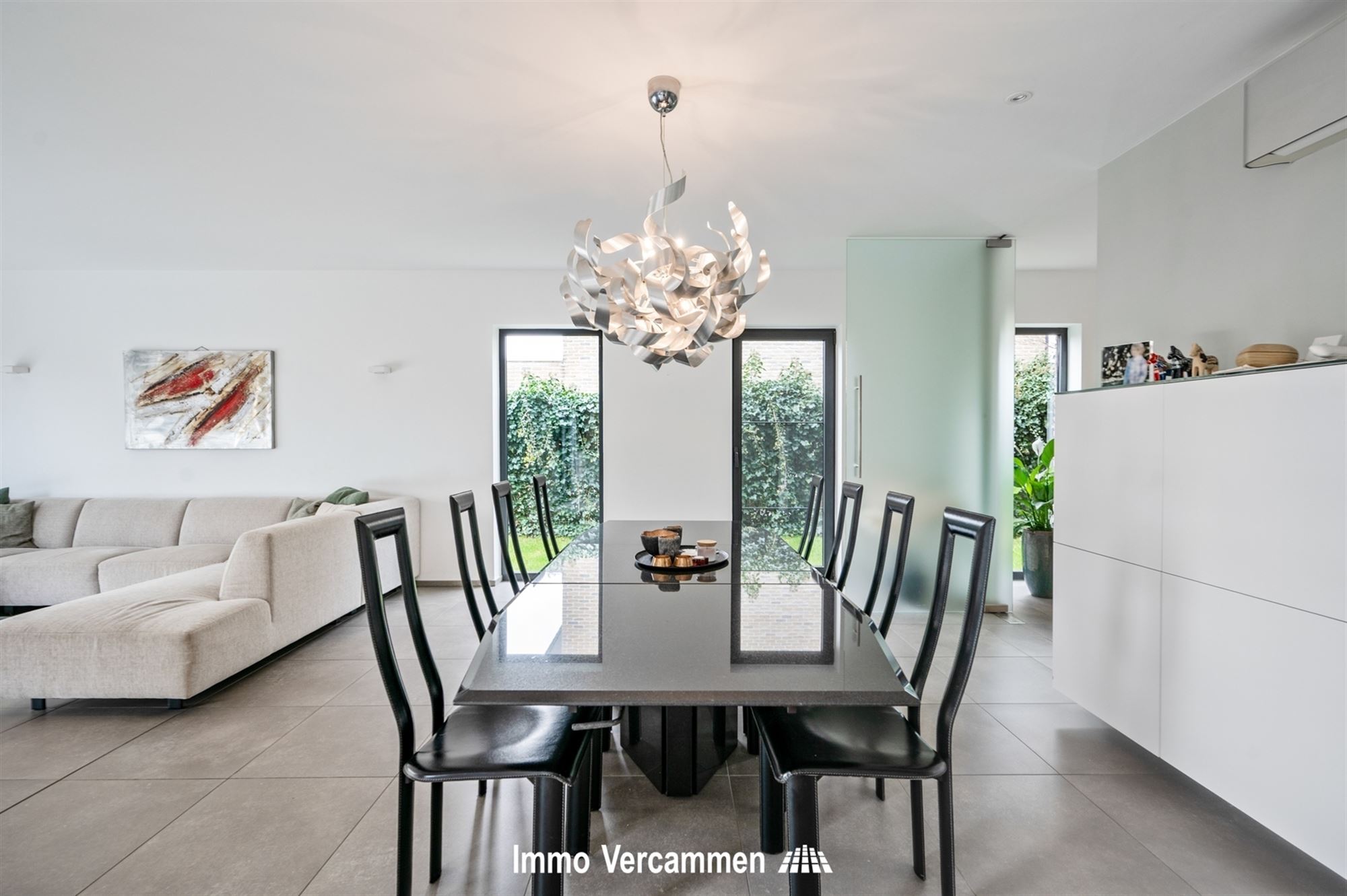 Recente villa met 4 slpks en zwembad, gunstig gelegen te Duffel