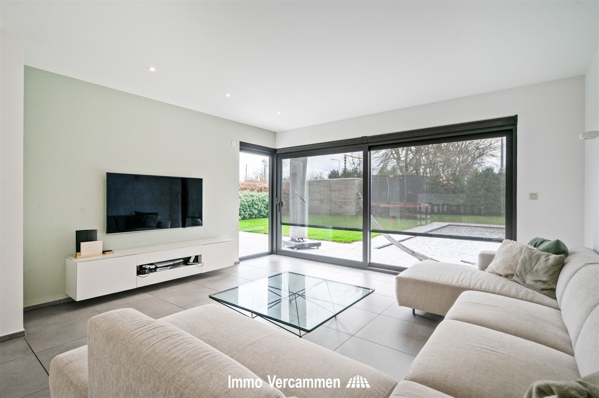 Recente villa met 4 slpks en zwembad, gunstig gelegen te Duffel