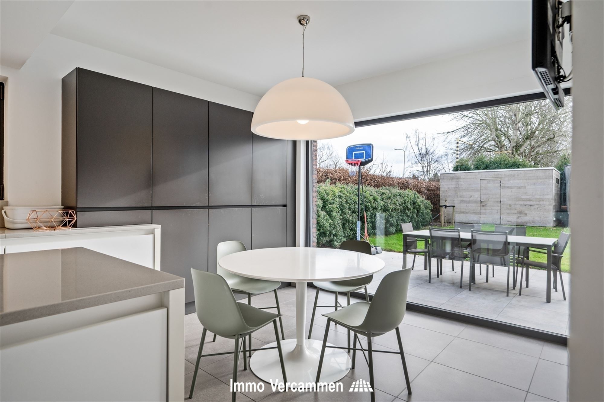 Recente villa met 4 slpks en zwembad, gunstig gelegen te Duffel