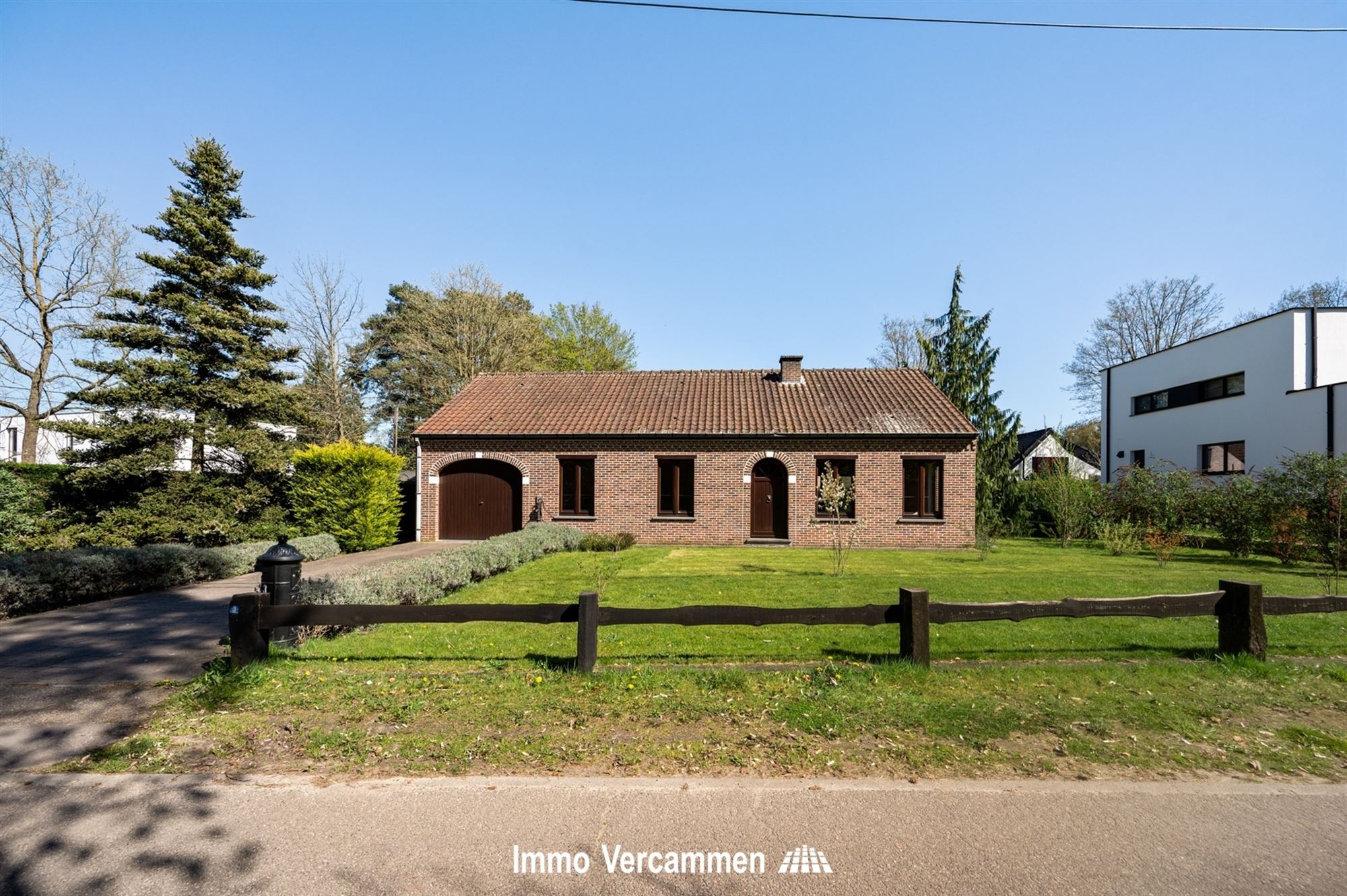 Goed onderhouden gelijkvloerse woning, gelegen op een residentiële en groene locatie te Bonheiden