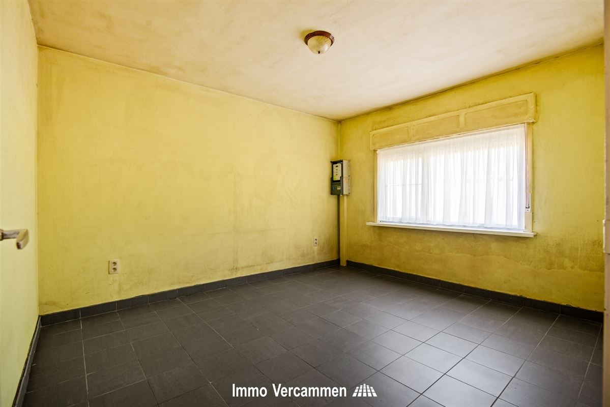 Grondig te renoveren, gelijkvloerse woning te Beerzel.