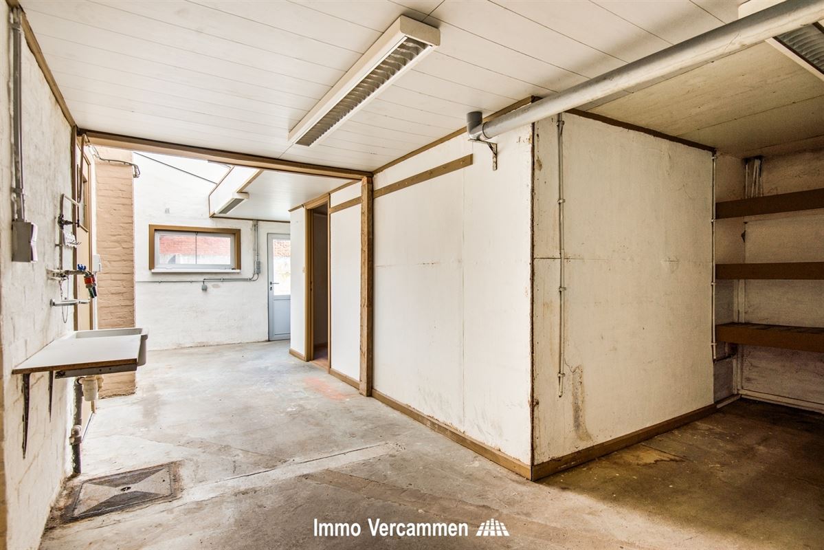 Grondig te renoveren, gelijkvloerse woning te Beerzel.