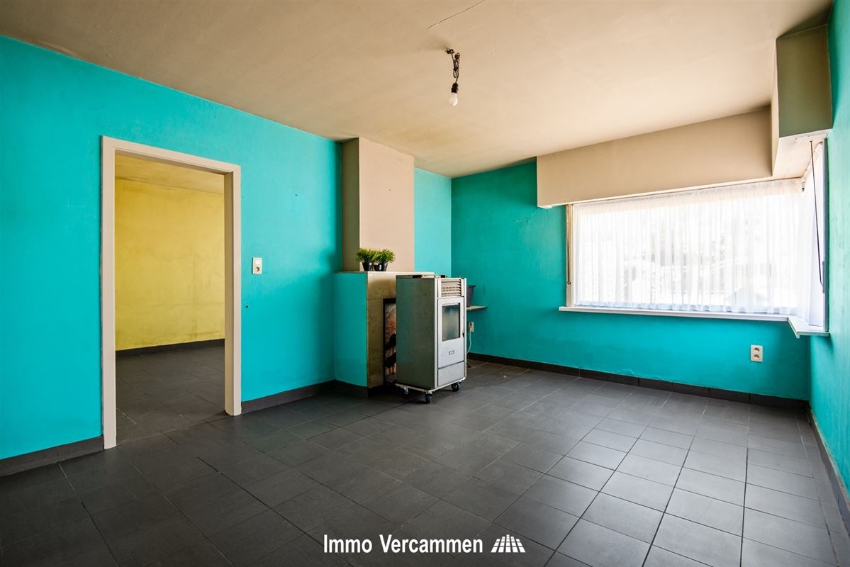 Grondig te renoveren, gelijkvloerse woning te Beerzel.