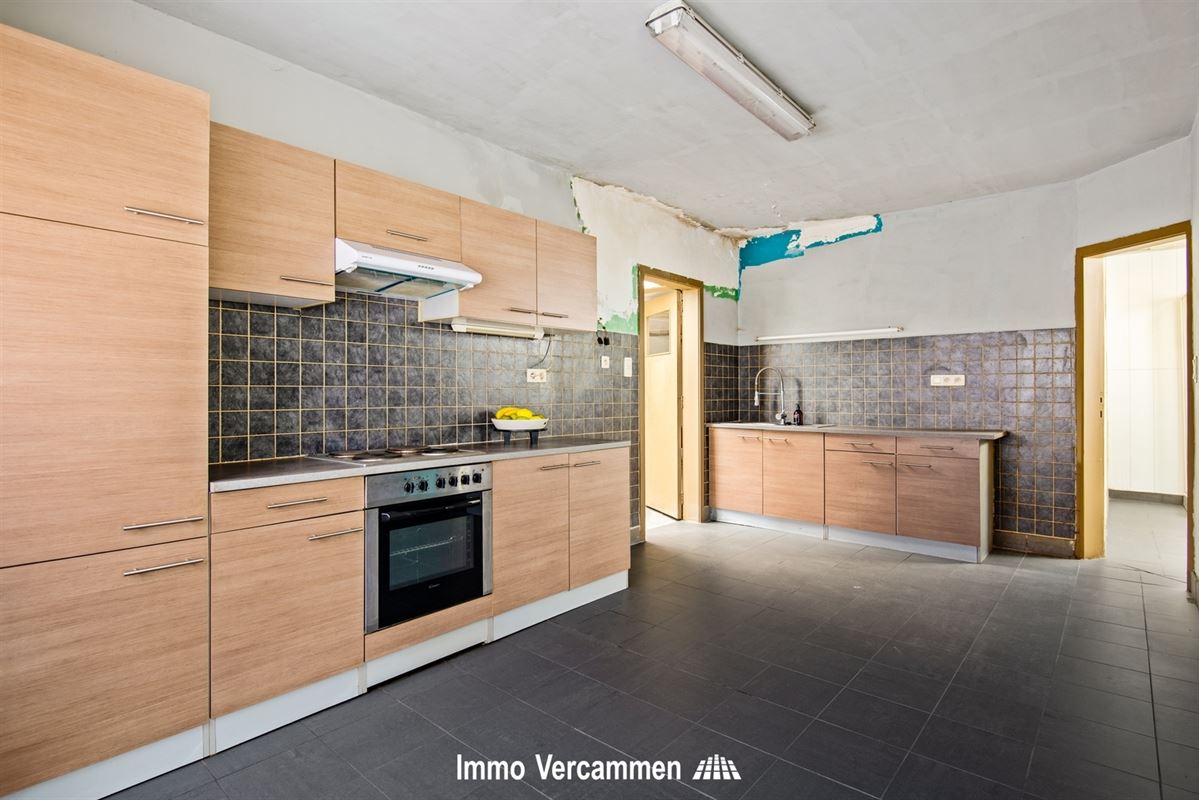 Grondig te renoveren, gelijkvloerse woning te Beerzel.