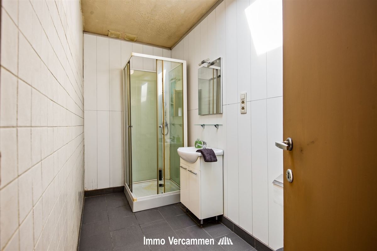 Grondig te renoveren, gelijkvloerse woning te Beerzel.