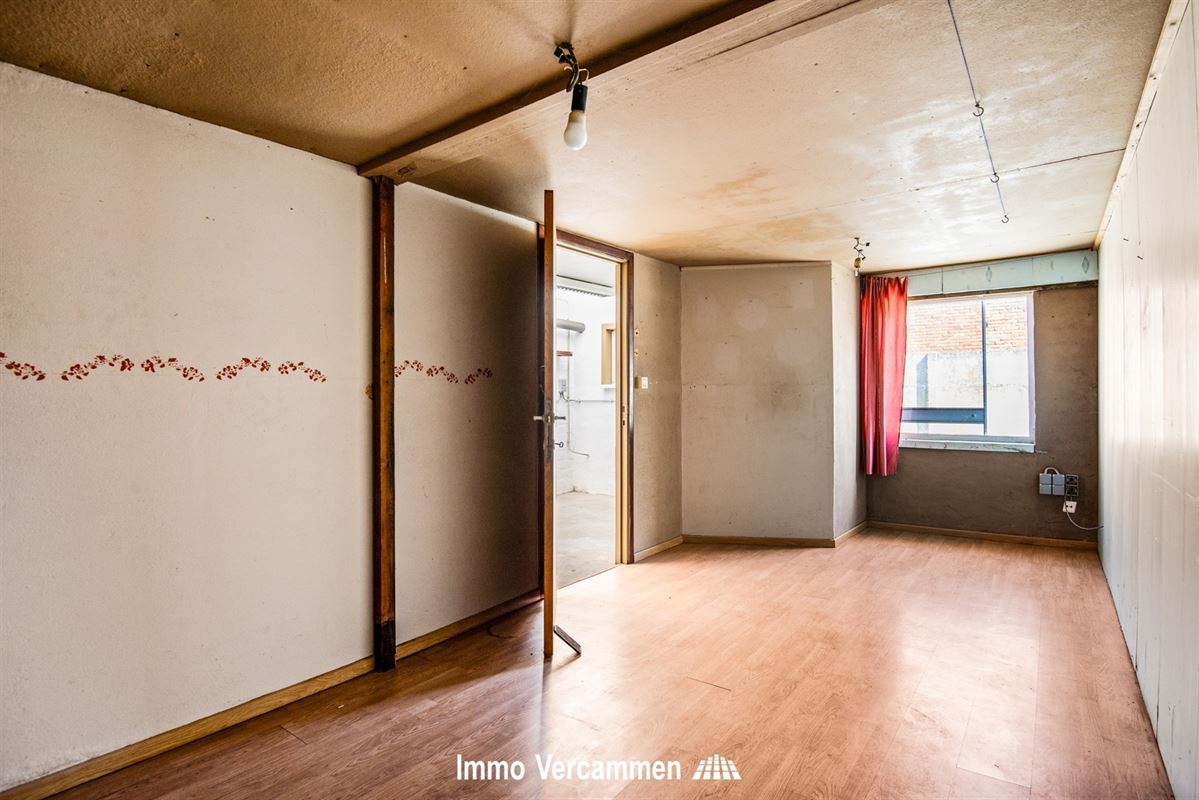 Grondig te renoveren, gelijkvloerse woning te Beerzel.