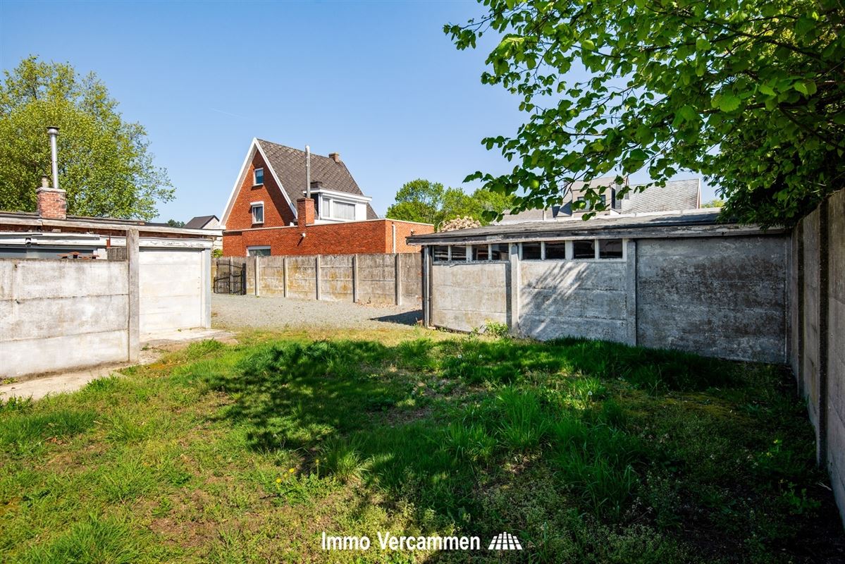Grondig te renoveren, gelijkvloerse woning te Beerzel.