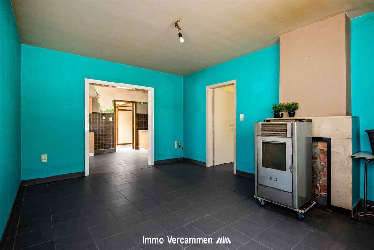Grondig te renoveren, gelijkvloerse woning te Beerzel.