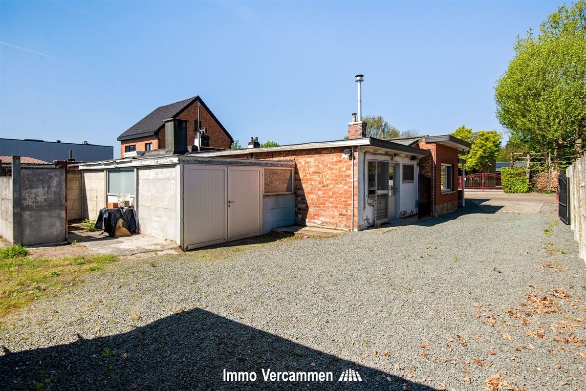 Grondig te renoveren, gelijkvloerse woning te Beerzel.