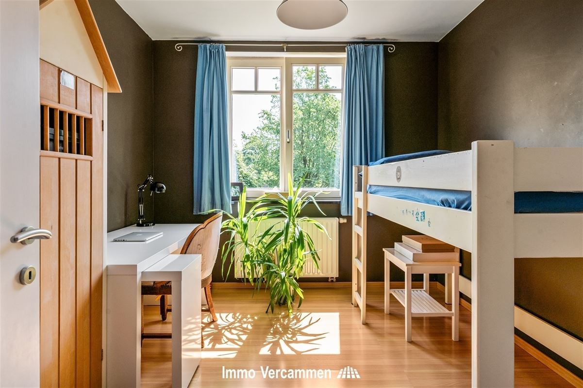 Elegante herenwoning met 4 slaapkamers, ruime zolder en zonnige tuin in Koningshooikt