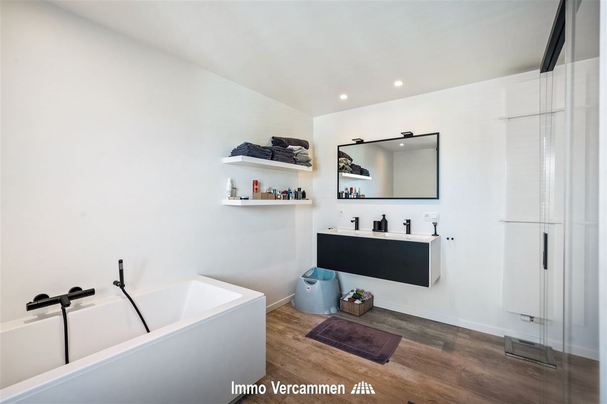 Knap afgewerkte woning, aan de vaart te Mechelen