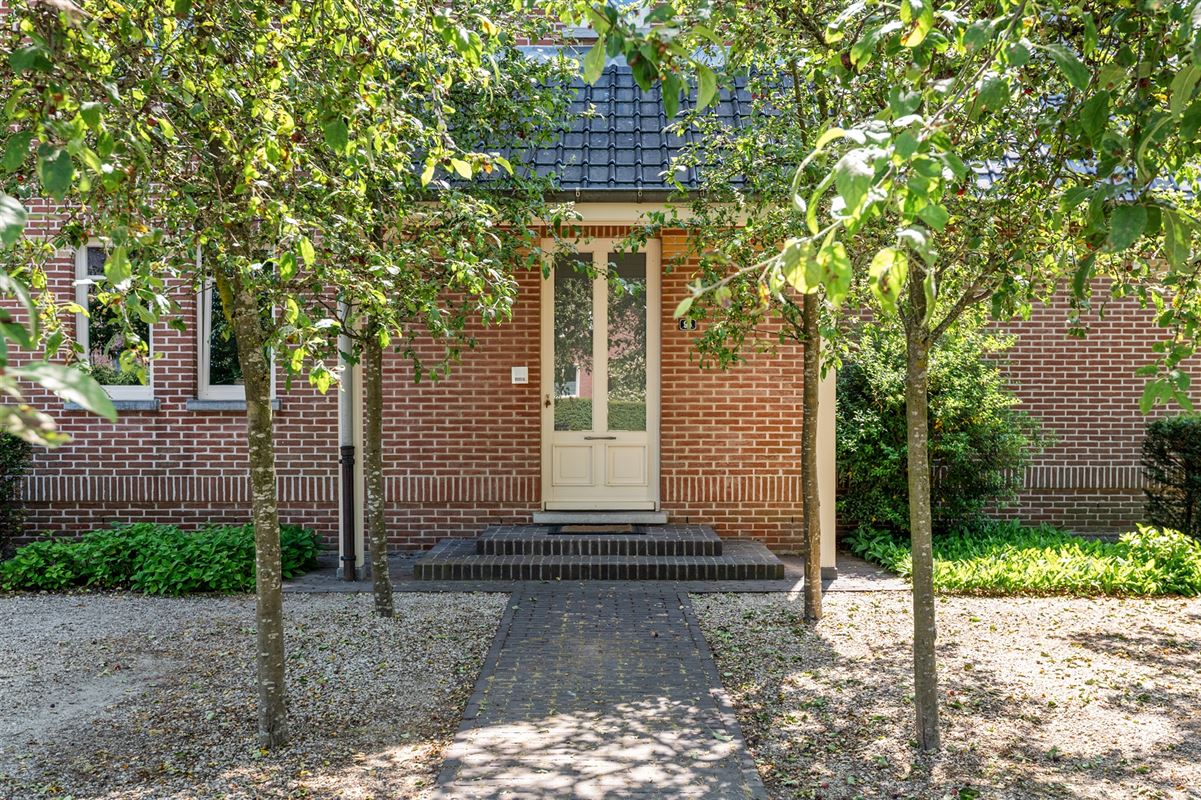 Elegante herenwoning met 4 slaapkamers, ruime zolder en zonnige tuin in Koningshooikt
