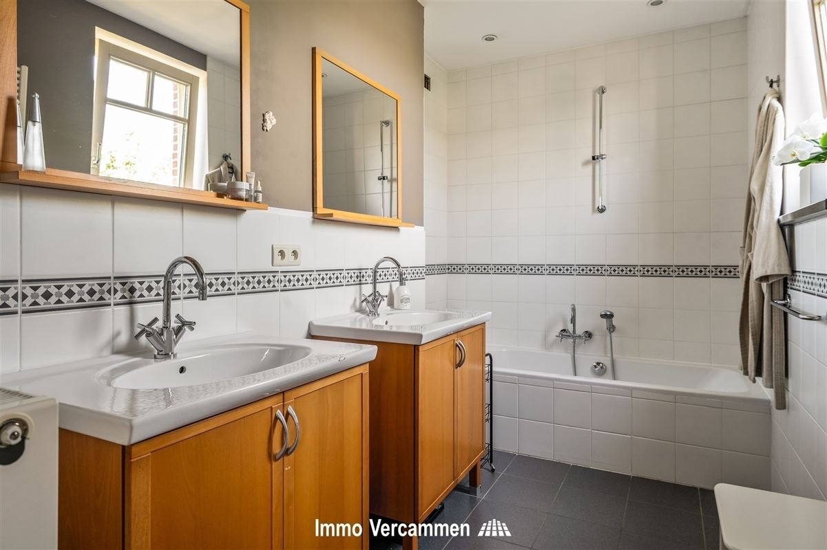 Elegante herenwoning met 4 slaapkamers, ruime zolder en zonnige tuin in Koningshooikt