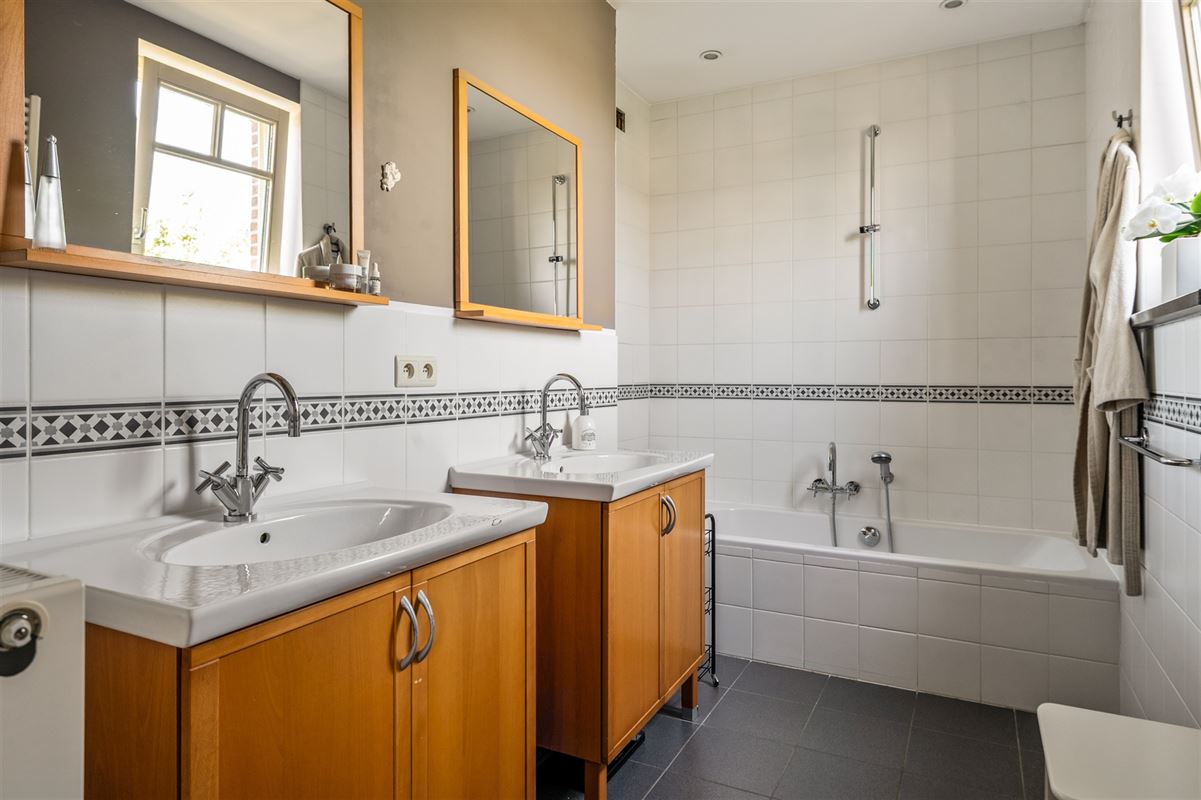 Elegante herenwoning met 4 slaapkamers, ruime zolder en zonnige tuin in Koningshooikt