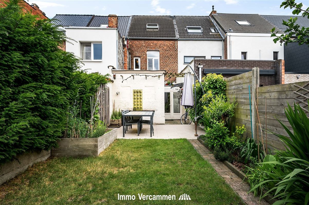 Deels gemoderniseerde woning te Duffel-West